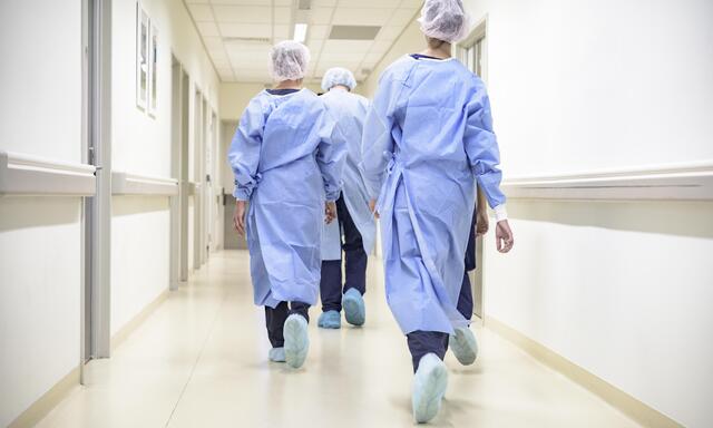 Chirurginnen und Chirurgen auf dem Weg in den OP: Ein beliebter Ort, um junge Kolleginnen zu deren Sexleben zu befragen.