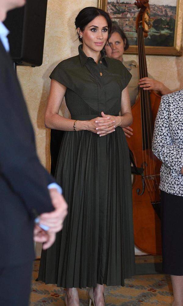 Für einen Empfang am Abend schlüpfte die Herzogin in ein langes olivgrünes Kleid aus Plissee von Brandon Maxwell.