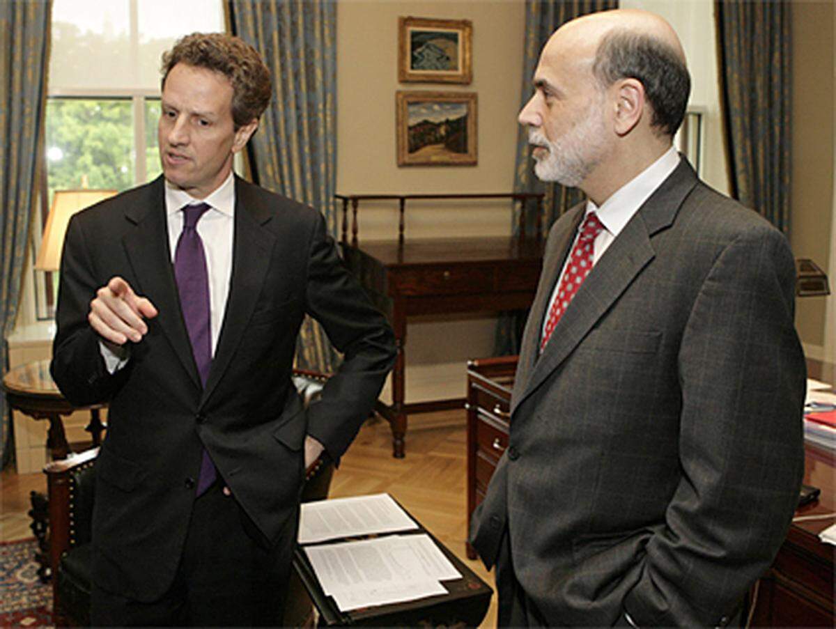 Auch US-Finanzminister Timothy Geithner bekannte sich laut "Financial Times Deutschland" nicht mehr offen zu Bernanke. Hatten die beiden im Herbst 2008 noch gemeinsam nach Lösungen für die angeschlagenen Großbanken gesucht (Geithner damals als New Yorker Fed-Chef), konnte sich Geithner plötzlich auch einen Regierungsvertreter als Notenbankchef vorstellen.