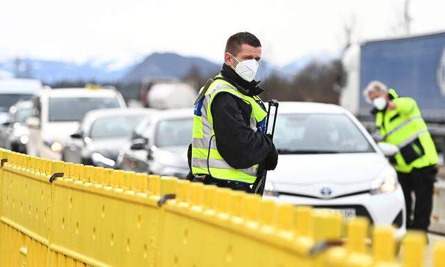 Die deutsche Grenzpolizei spricht mit einem Fahrer, der aus dem österreichischen Bundesland Tirol nach Deutschland einreisen will.