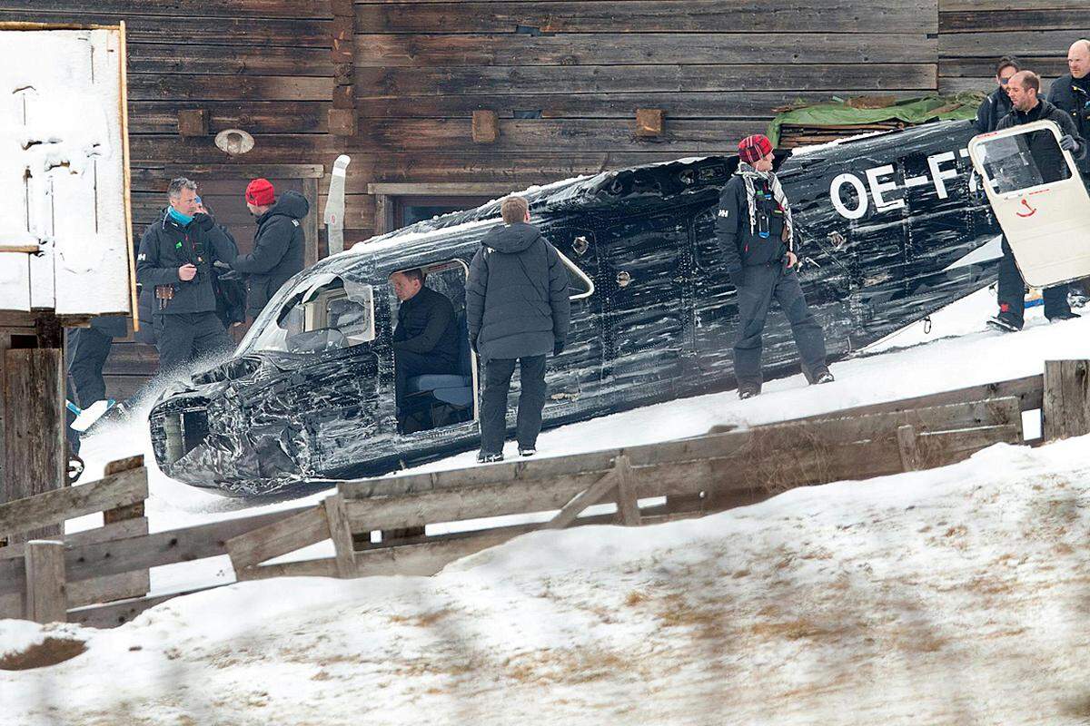 Filmisch nachgestellt wurde offenbar ein Flugzeugabsturz, laute Knallgeräusche und aufgehender Rauch inklusive. "Bond" Craig wurde laut Augenzeugen gesehen, wie er nach dem simulierten Absturz aus dem Wrack springt.