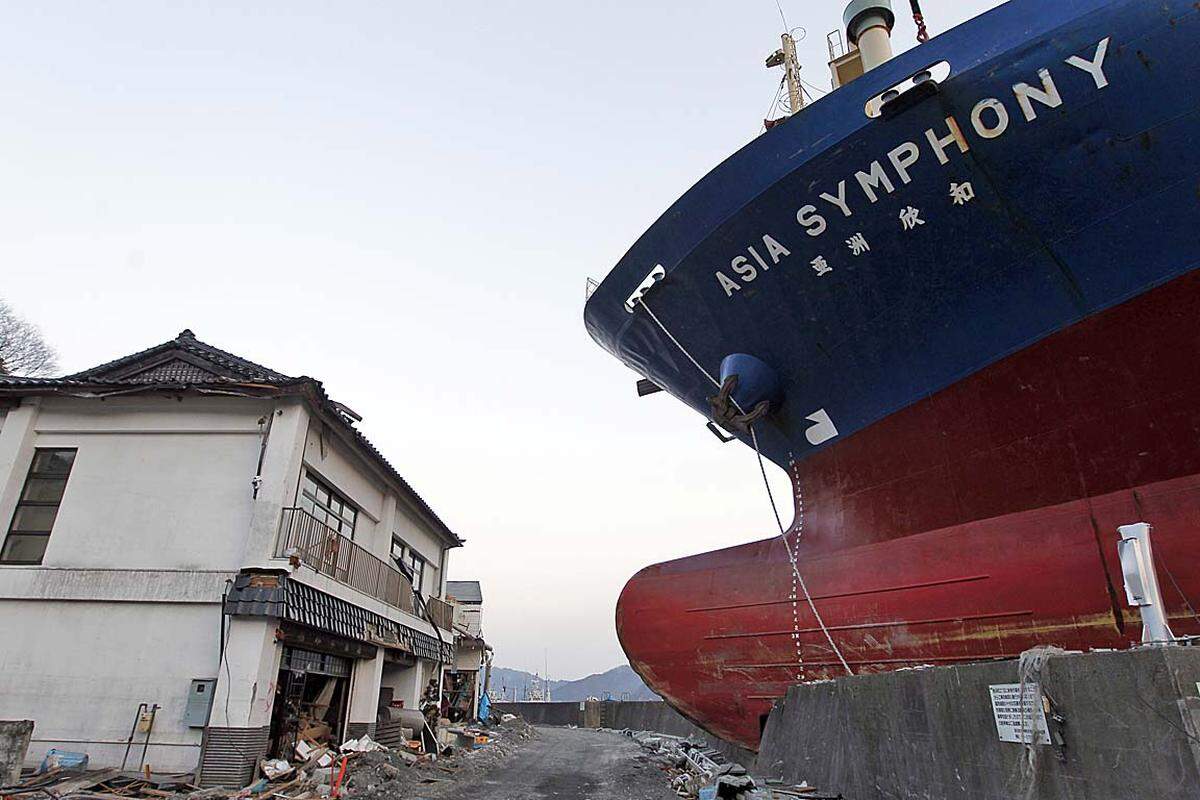 Sonntag (20. März): Das Heck der "Asia Symphony" hat die Hafenmauer in Kamaishi durchbrochen.