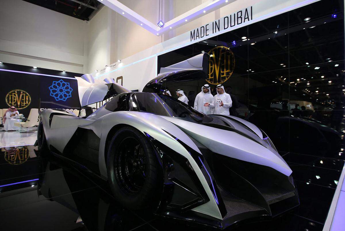 Diese Straßenrakete ist ein erster Höhepunkt, der bis 9. November laufenden Luxus-Automesse im Dubai World Trade Center. Der V16-Motor soll den Devel Sixteen in 1,8 Sekunden von 0-100 km/h beschleunigen, heißt es. Die Höchstgeschwindigkeit wird mit 560 km/h angegeben.