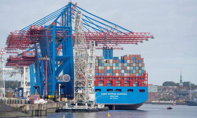 Stadtansicht - Containerschiff Cosco Shipping Capricorn am Containerterminal Tollerort - HHLA Hamburger Hafen und Logis