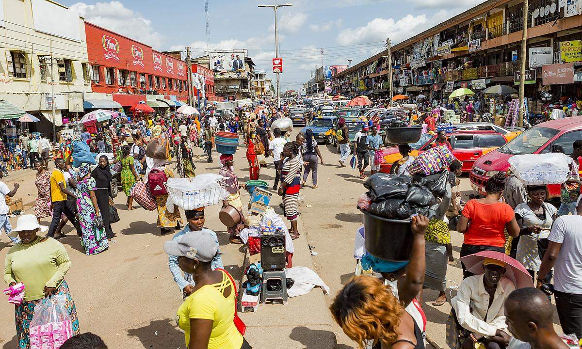 Riesige Märkte, die alle von sich behaupten, der größte in Westafrika zu sein. Auf jenen in Kumasi in Ghana dürfte das tatsächlich zutreffen. Und es gibt hier alles, fast. Vom Lebensmittel bis zum Diamanten. Bekannt ist der Markt auch für die Produkte der ansässigen Ashanti. 