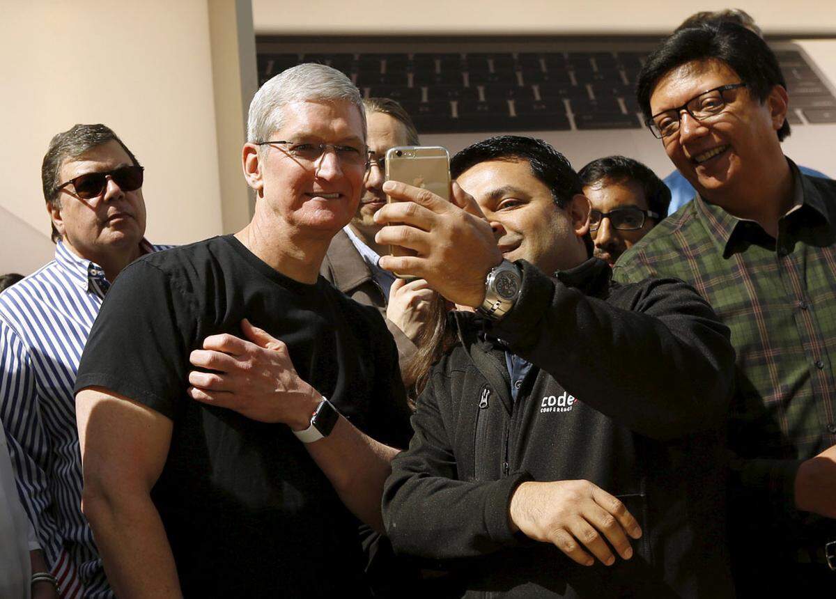 Apple CEO Tim Cook stand lange Zeit im Schatten von Steve Jobs, dabei zeigt er, dass soziale Verantwortung und Profitabilität auch zusammen funktionieren können.