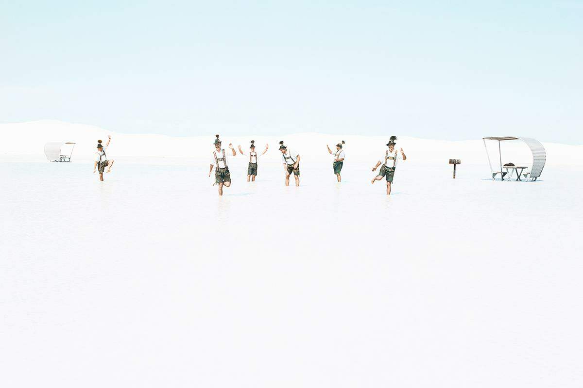 Eine geflutete Dünenlandschaft hat sich die deutsche Fotografin Julia Christe für die inszenierten Porträts ihrer Werkserie „White Sand Beach“ ausgesucht. Die Bilder sind bei Lumas als Fotoedition erhältlich. www.lumas.com