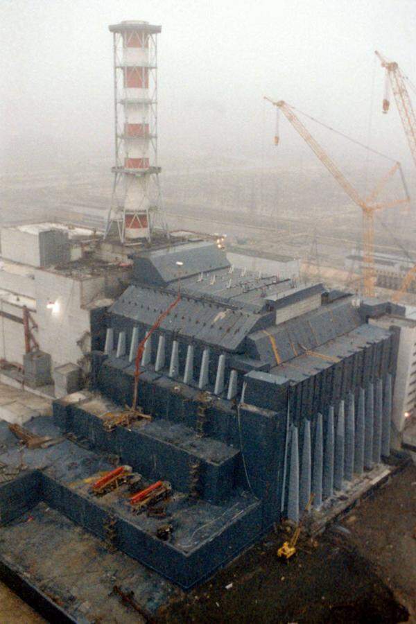 Um langfristig Schutz gegen die Strahlung zu gewähren, wurde über dem havarierten Reaktor ein "Sarkophag" aus Stahl und Beton gebaut. Der radioaktive Staub wird mit einer klebrigen Substanz auf Polymerbasis gebunden, verteilt wird diese mit Hubschraubern.