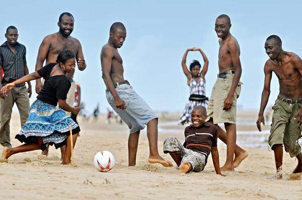 Beach-Soccer mit Frauenanteil.