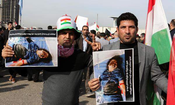 In Erbil demonstrieren Menschen vor dem UNO-Hauptquartier. 