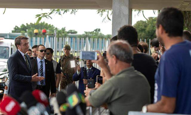 Präsident Jair Bolsonaro (li.) vor dem Alvorada-Palast in Brasilia.