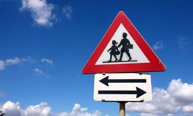 Eine Fußgängerinitiative wünscht sich temporäre Fahrverbote vor Schulen.