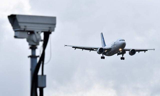 Der Flugbetrieb in Gatwick südlich von London wurde am Freitag schrittweise wieder aufgenommen. Allerdings bleiben Spezialeinheiten der Armee dort stationiert.