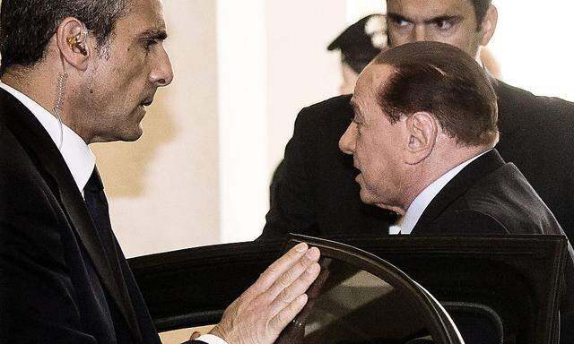 Silvio Berlusconi trifft zu seinem Sozialdienst ein. Wähler konnte er in dem Betreuungsheim keine gewinnen.