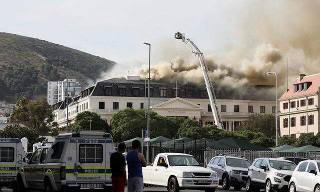 Auch am Montag mussten die Feuerwehrleute in Kapstadt weiter gegen die Flammen im Parlamentsgebäude kämpfen. 