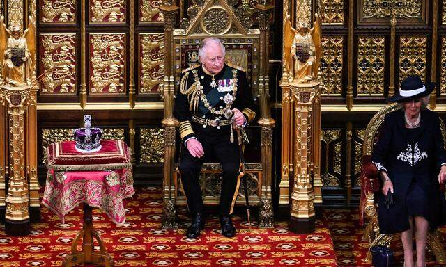 Prinz Charles zwischen seiner Frau Camilla und der Staatskrone.