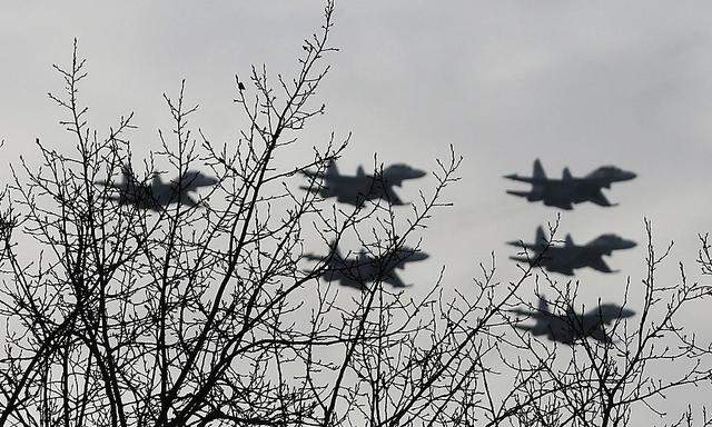 Archivbild: Russische Jets bei einer Übung bei Krasnojarsk