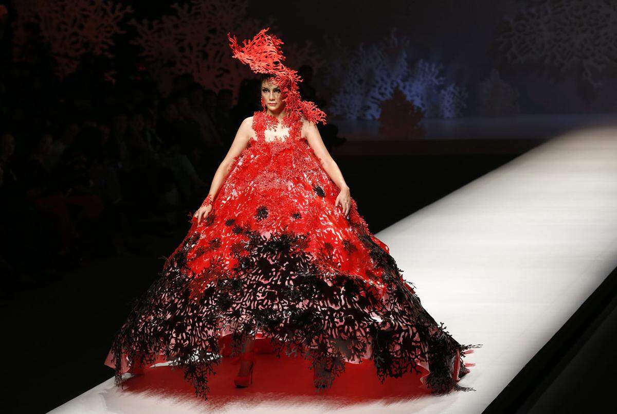 Designer Qi Gang konnte mit diesem dramatischen Look in Rot und Schwarz aufwarten.