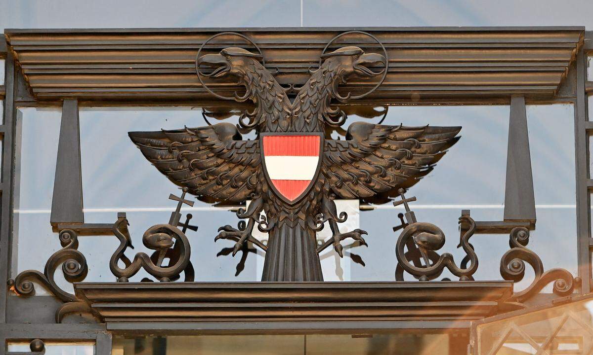 OGH-Eingang Schmerlingplatz: Der Doppeladler, der in den 1930ern den einköpfigen Adler ersetzte.