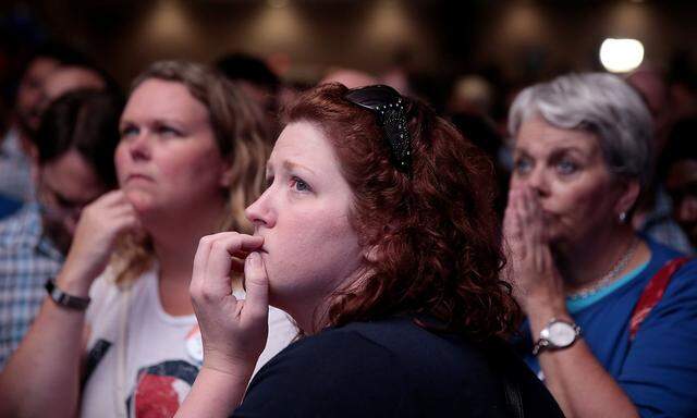 Anhänger des Demokraten Jon Ossoff reagiert geschockt auf das Ergebnis im 6. Kongress-Bezirk in Atlanta, Georgia.