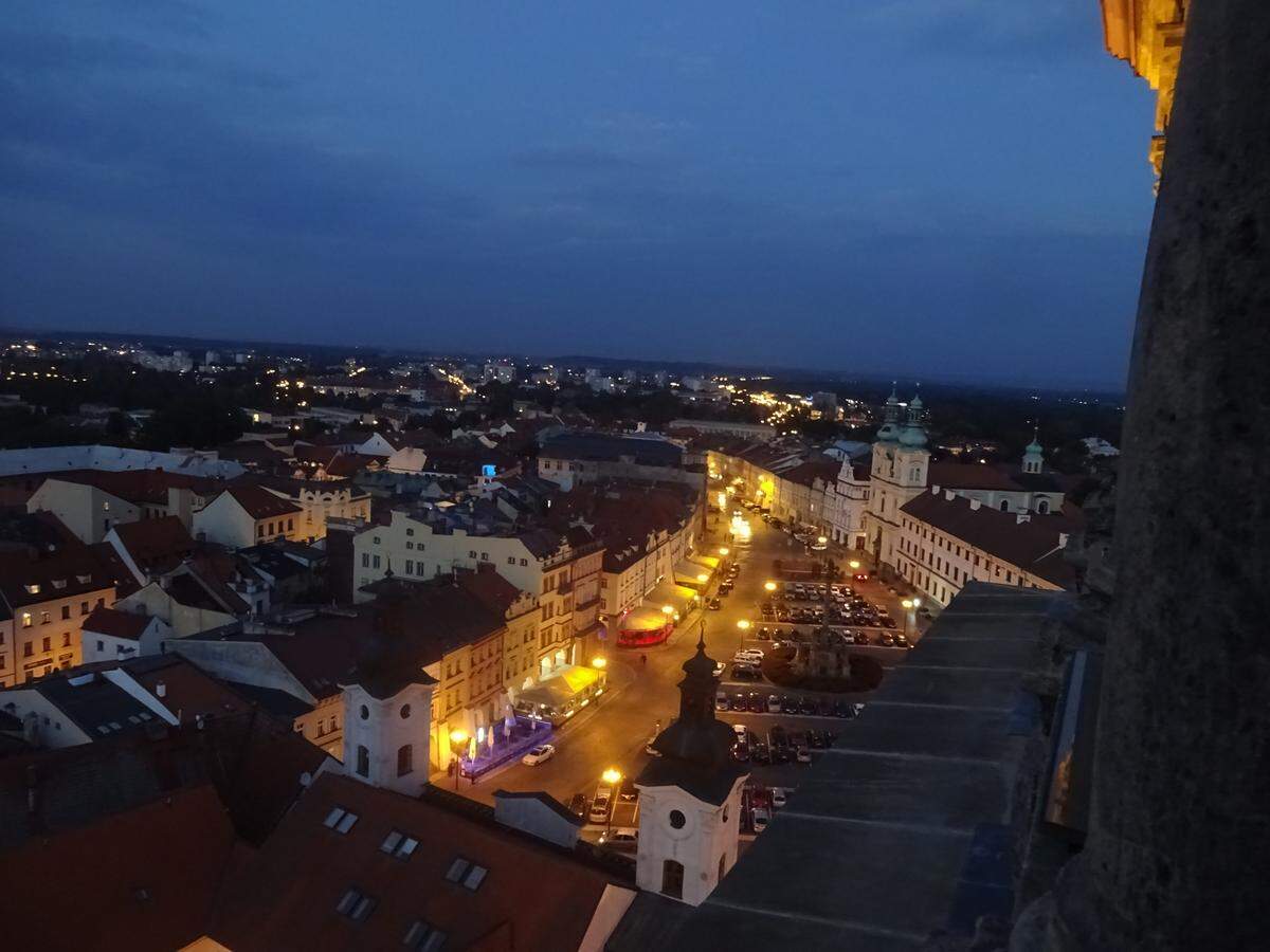 Blick von der Aussichtsplattform des Weißen Turms (Bílá věž, 1574-80) auf das Stadtzentrum zwischen den Flüssen Elbe und Adler. Seine legendäre „Augustin“ ist dort zu sehen, die zweitgrößte Glocke Böhmens.