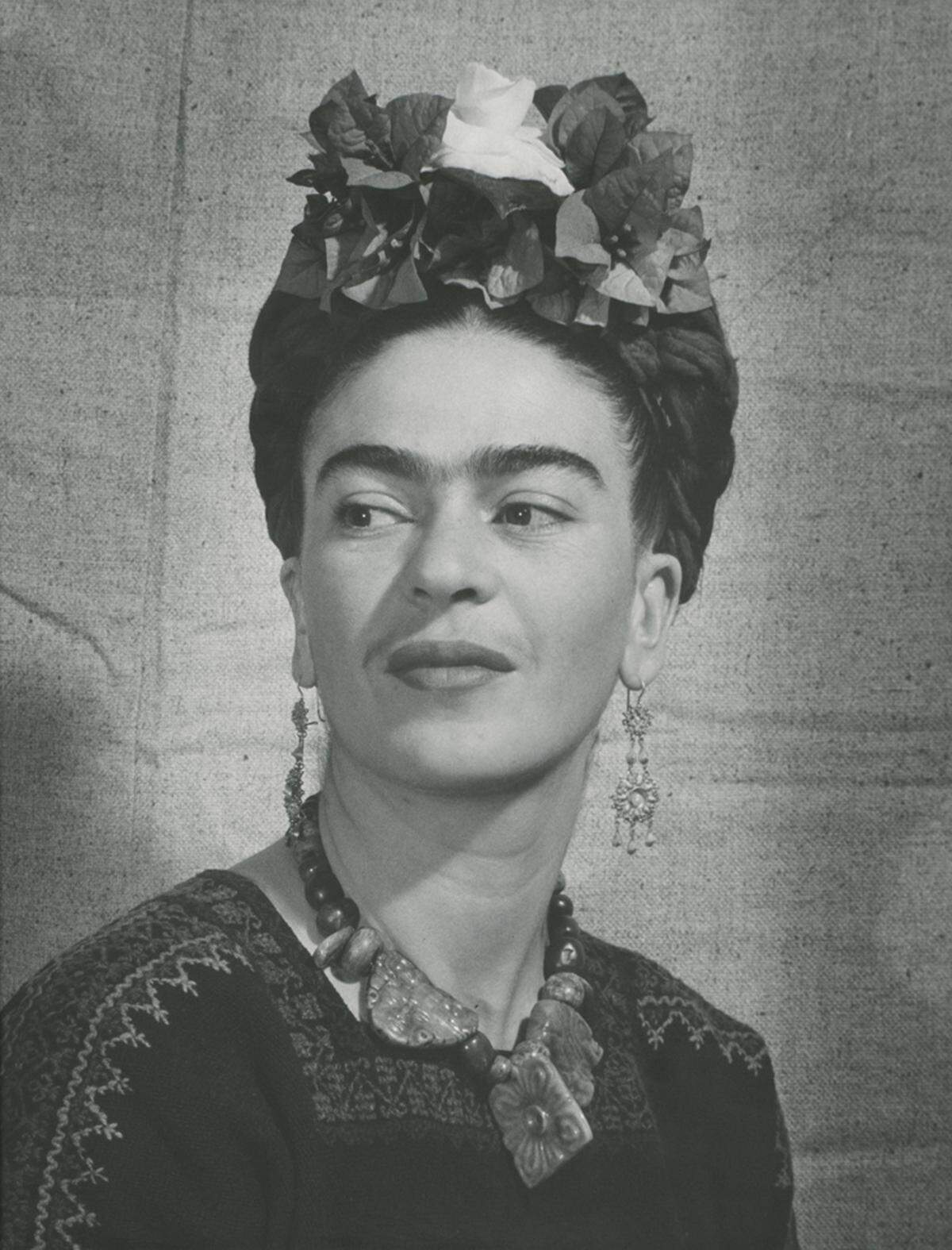 Frida Kahlo, eine der bekanntesten Künstlerinnen des 20. Jahrhunderts. Ihre Selbstporträts sind legendär. Bernhard Silberstein fotografierte sie 1940.