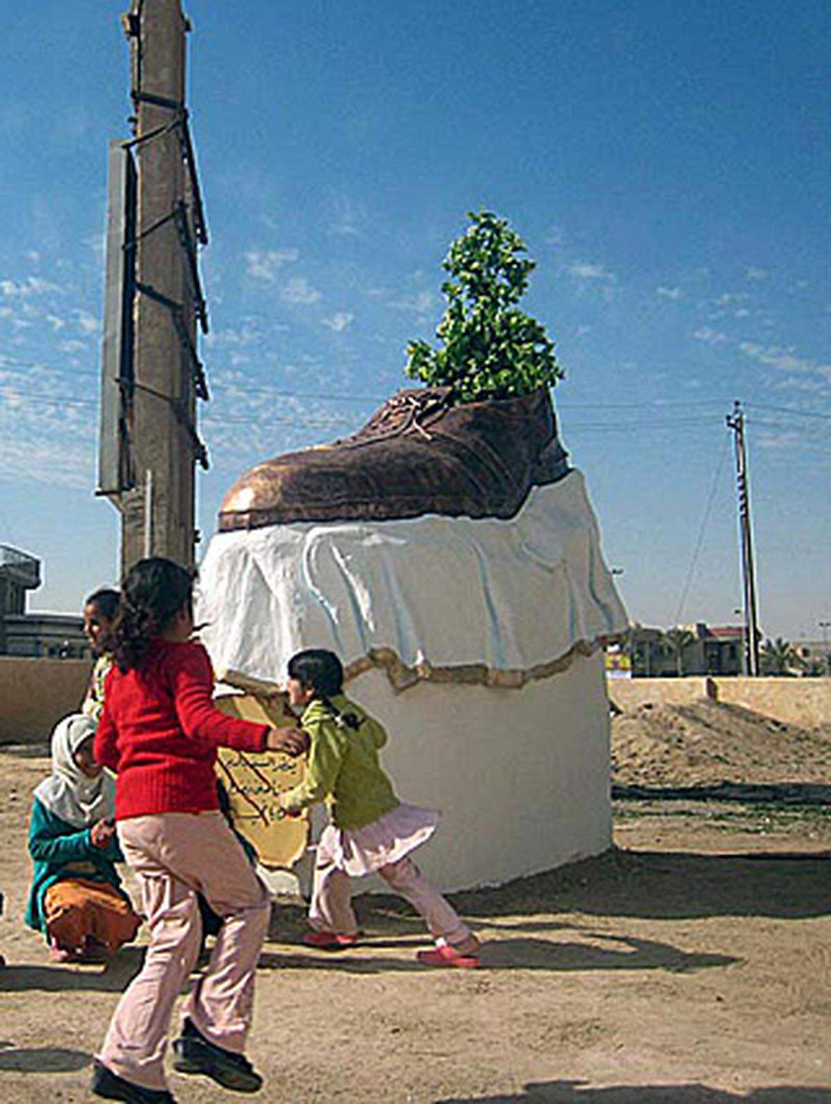 In Tikrit, der Geburtsstadt von Saddam Hussein, wurde Montasser al-Saidi zu Ehren ein Denkmal errichtet - in Form eines überdimensionalen Schuhs.