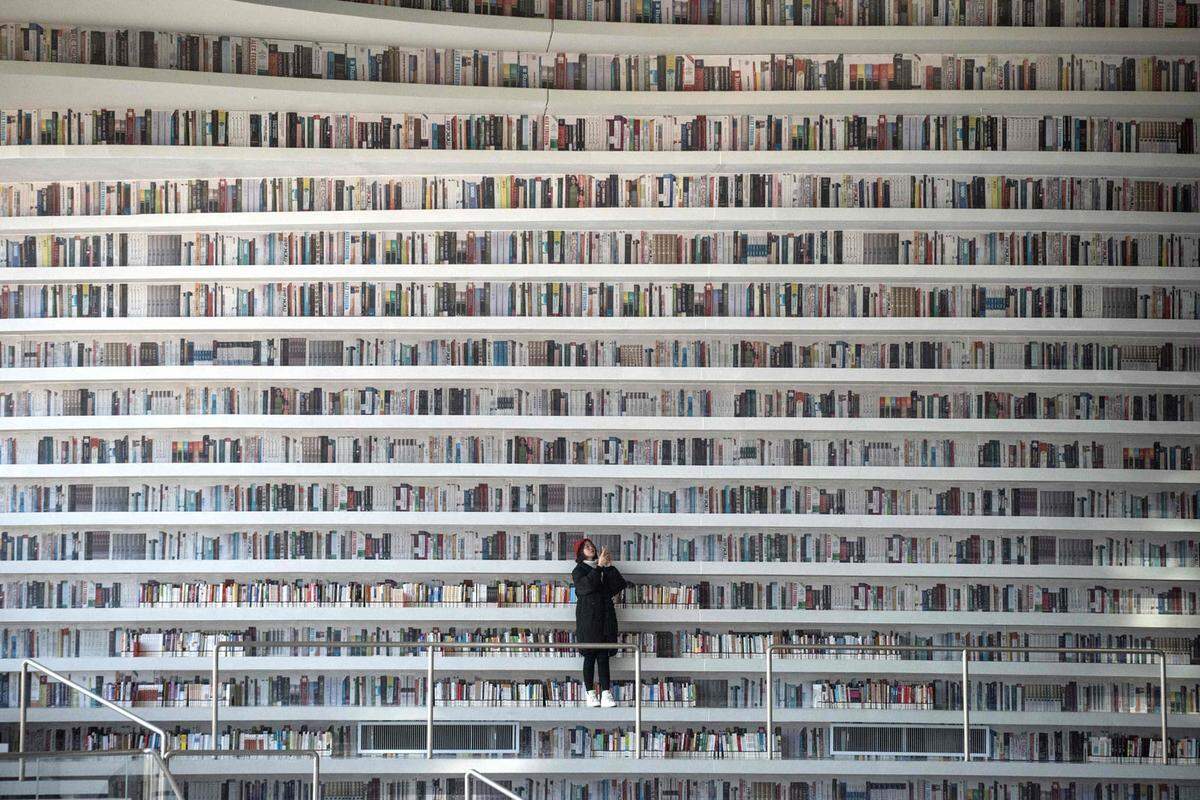 Tianjin Binhai Library in Tianjin, China Seit der Eröffnung der außergewöhnlichen Bibliothek im Oktober 2017 verzeichnete die Tianjin Binhai Library bereits mehr als 1,8 Millionen Besucher. Tatsächlich kommen viele nicht um ein Buch zu lesen, sondern um die atemberaubende Kulisse zu fotografieren. Mehr als 1,35 Millionen Bücher haben in der Bibliothek Platz, dazwischen befinden sich aber auch unechte Exemplare.