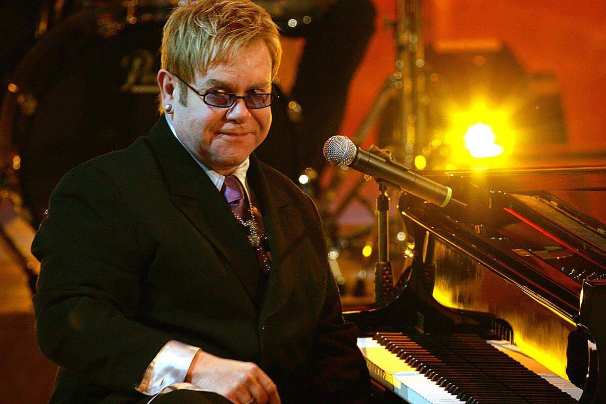 ... der Sänger und Songwirter Elton John, ...