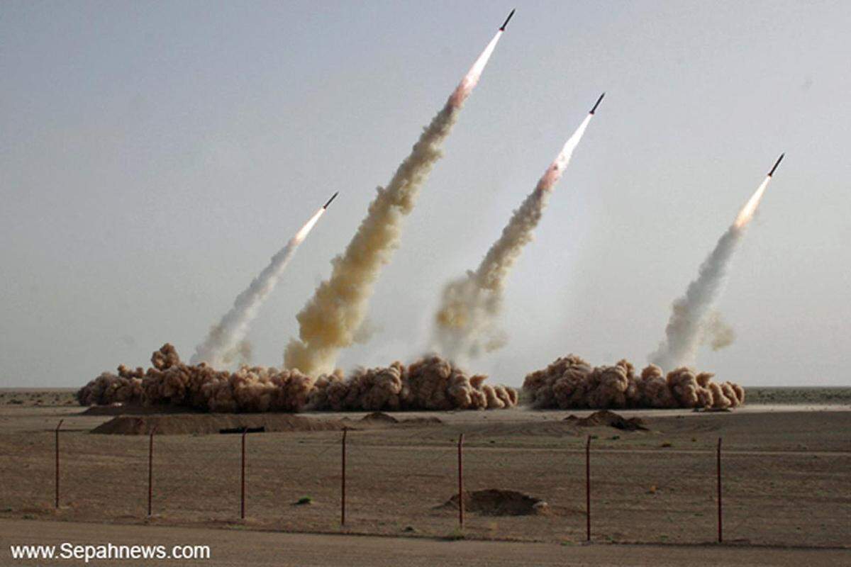 2008 kaschierte das Regime in Teheran die Fehlzündung einer Rakete per Bildbearbeitung. Medien weltweit veröffentlichten das Foto des Waffentests. Doch dann fiel auf, dass zwei der vier Staubwolken am Boden sich exakt glichen. Wenig später tauchte dann das Bild mit nur drei startenden Raketen auf.