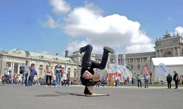 Archivbild: Ein Breakdancer beim Stadtfest 2013 auf dem Heldenplatz
