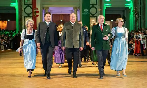 Eröffnung mit Norbert Totschnig, Christian Stocker, Walter Rosenkranz, Christa Kummer (v. li.).