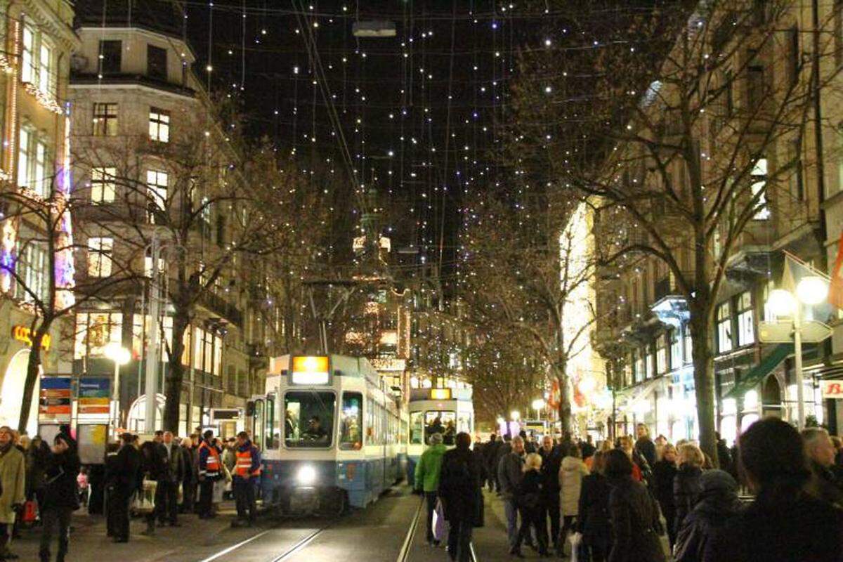 Die Bahnhofstrasse ist eine etwa 1,4 Kilometer lange Einkaufstrasse in Zürich. In der teuersten Shopping-Meile der Schweiz befinden sich zahlreiche Warenhäuser, Boutiquen großer Modedesigner, Schmuck- und Uhrenläden sowie Luxushotels. Bis zu 7243 Euro pro Quadratmeter sind die Luxusanbieter bereit, an Jahresmiete zu zahlen.