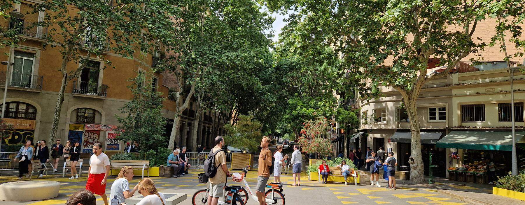 Straßen als grüne Aufenthaltsräume: der Superblock in Barcelonas Stadtteil Sant Antoni mit seinen markanten Bodenmarkierungen.