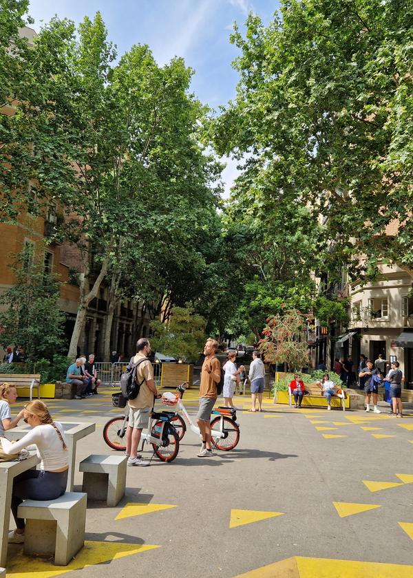 Straßen als grüne Aufenthaltsräume: der Superblock in Barcelonas Stadtteil Sant Antoni mit seinen markanten Bodenmarkierungen.