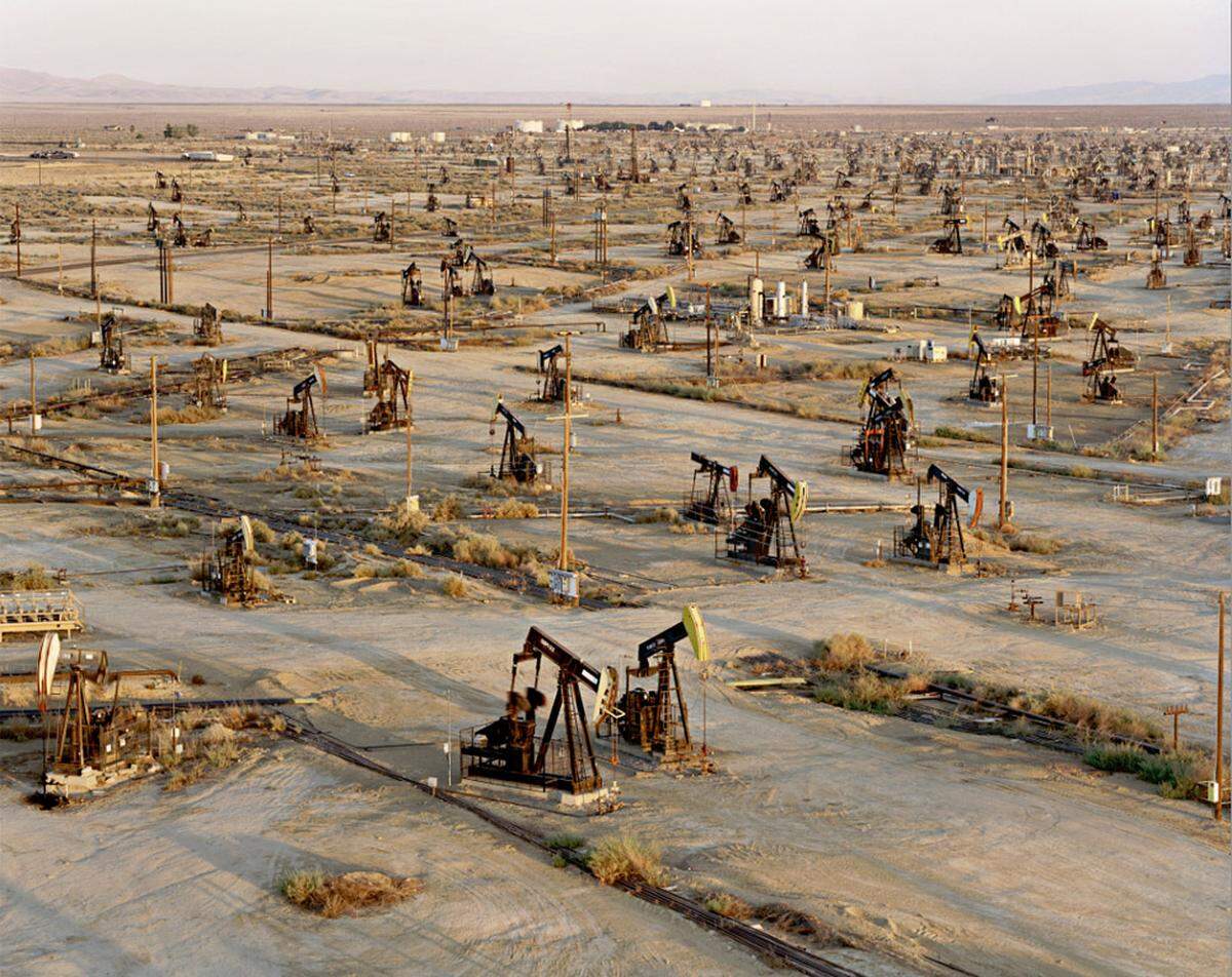 ... von kargen Ölfeldern bis hin zu labyrinthischen Fabriken.Oil Fields #19a .Belridge, California, USA 2003