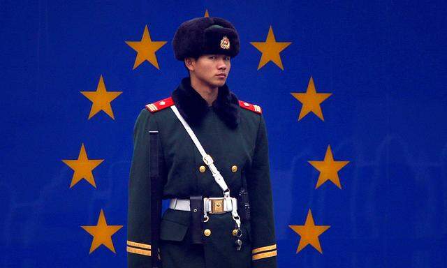 Archivbild eines chinesischen Soldaten vor der EU-Botschaft in Peking.