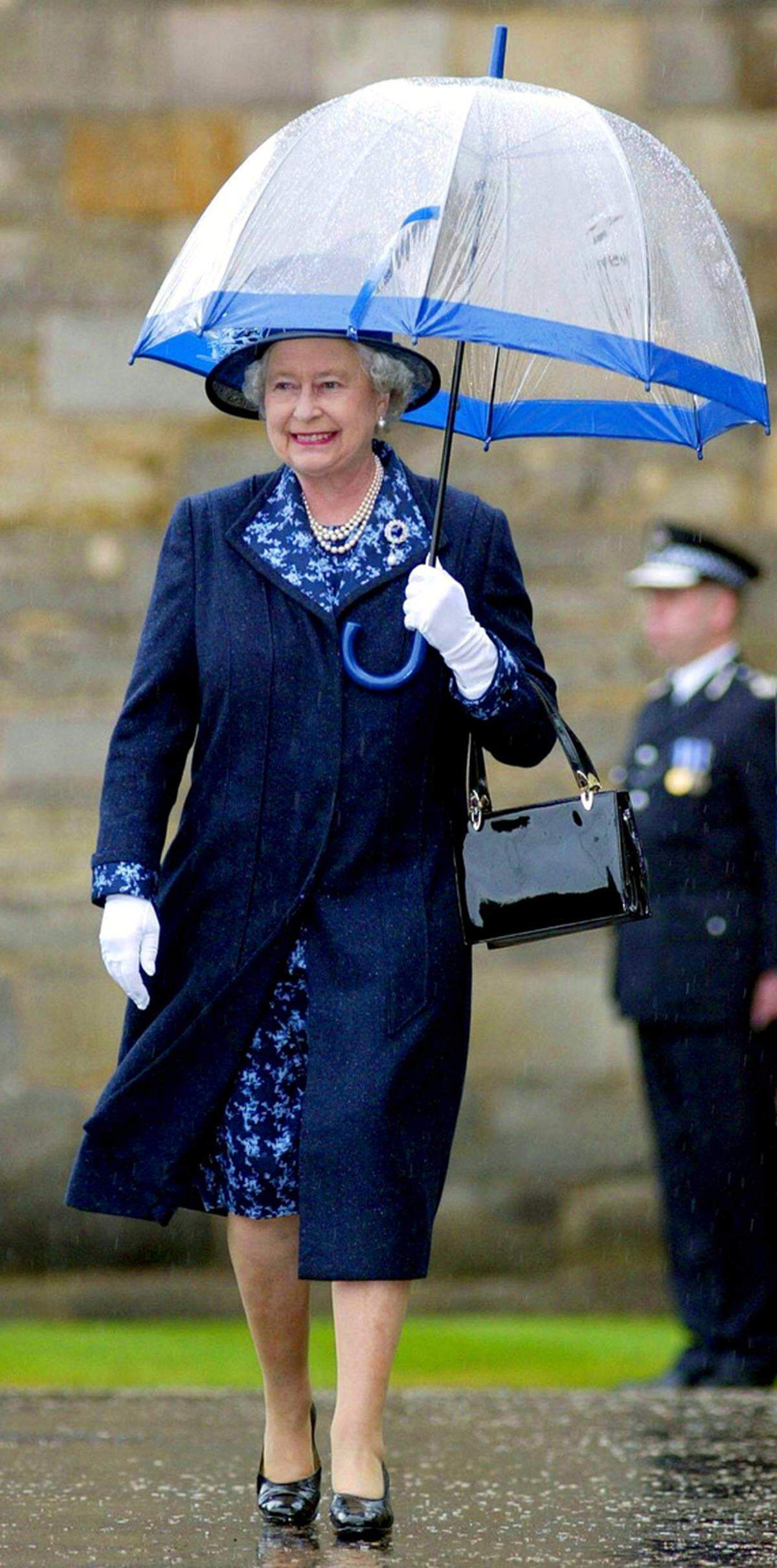 ...einen dunkelblauen Regenschirm.