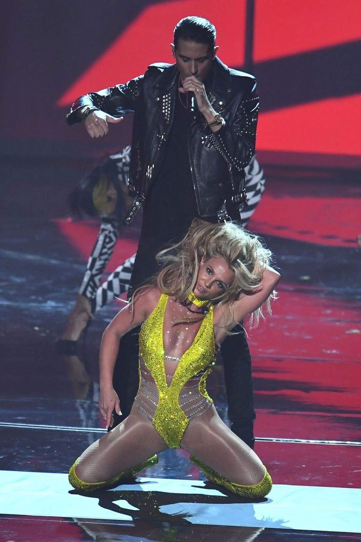 Zum ersten Mal seit zehn Jahren trat Spears heuer wieder bei den Video Music Awards auf. Gemäß der Aufregung des Jubiläums war ihre Performance ein wenig verkrampft, an die Choreografie wurde sie teilweise erst von ihren Tänzerinnen erinnert, Sexappeal und Leichtigkeit kauft man ihr nicht ab. Hier liegt Spears zu Füßen des Rappers G-Eazy.