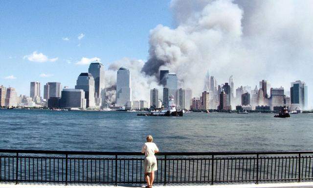 Blick auf die rauchenden Zwillingstürme des World Trade Center in New York am 11. September 2001. Der Tag hat die USA und die Welt verändert.  