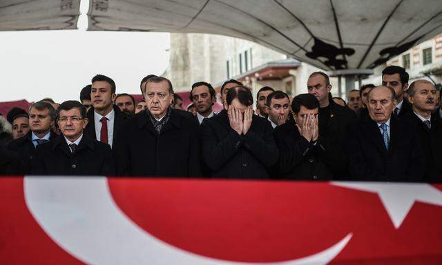 Der türkische Präsident, Erdoğan (2. v. l.), und der frühere Premier Ahmet Davutoğlu (l.) bei der Beerdigung eines der Polizisten, die beim Anschlag am Wochenende getötet worden sind. 