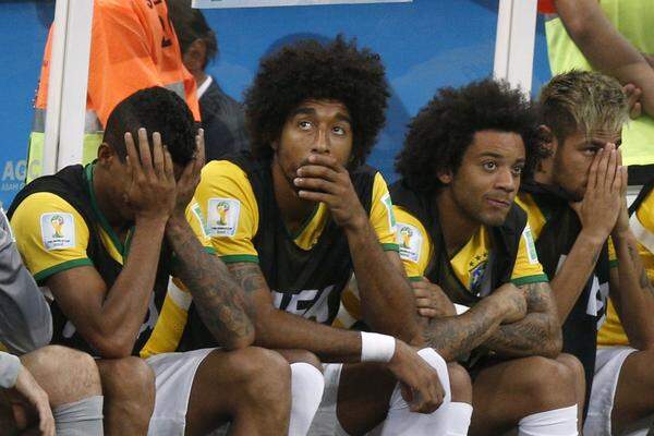 Brasiliens Ersatzspieler wollten zwischendurch gar nicht mehr hinschauen.