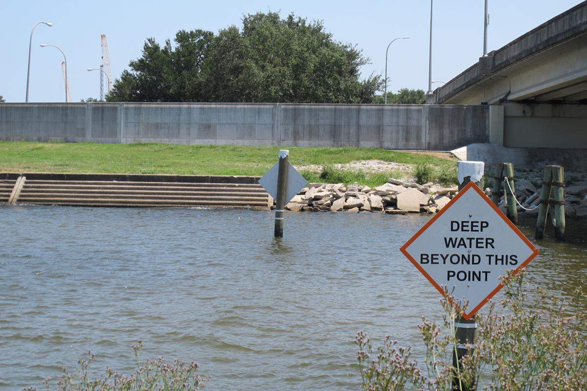 An dieser Stelle mündet der Bayou St. John, der einem Stadtteil von New Orleans den Namen verliehen hat, in den Lake Pontchartrain im Norden der Stadt. Seine Dämme hielten 2005. Seither nehmen die Stimmen zu, die sich dafür aussprechen, die Schleusentore regelmäßig zu öffnen, um einen verstärkten Wasseraustausch zu ermöglichen. Das würde Sediment in den Bayou spülen, welches nötig ist, um den stetig sinkenden Untergrund der Stadt zu festigen.