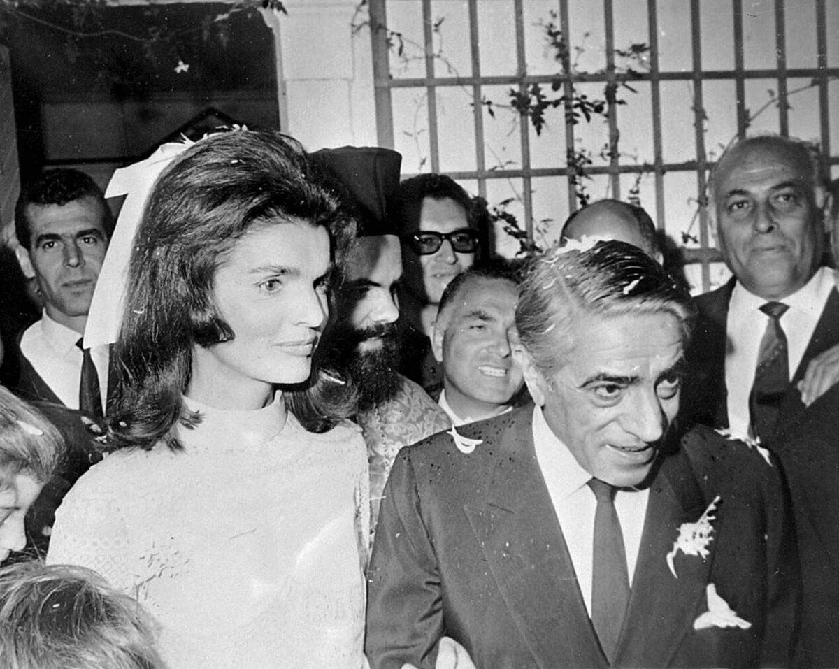 Ihre Heirat 1968 mit dem viel älteren griechischen Reeder Aristoteles Onassis verstörte viele US-Patrioten, denn dies passte so gar nicht in ihr Bild von der ewig trauernden Witwe. Mit Onassis jettete Jackie um die Welt.