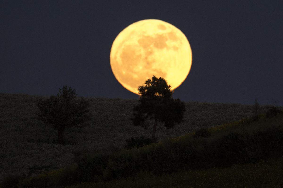 Die Verformung ist jedoch winzig klein. Dramatische Effekte wie Erdbeben erwartet er durch den erdnahen Mond nicht. "Die Vorgänge im Erdinnern spielen eine viel größere Rolle." Der Supermond in Myanmar.