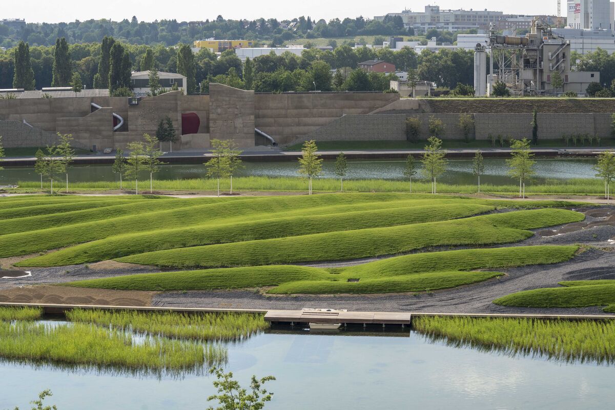 Markante Landschaftsplanung: Die langgezogenen "Ripples" sind mittlerweile eine Art Wahrzeichen der BUGA. Vor allem von oben ein toller Anblick.