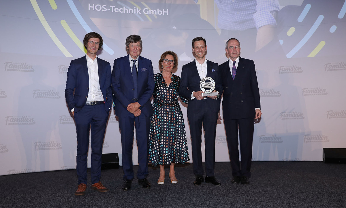Das beste Familienunternehmen von Kärnten: HOS-Technik GmbH aus St. Stefan im Lavanttal. Mathias Schwarzl, Gründerpaar Heinz und Helga Schwarzl sowie CEO Florian Schwarzl mit dem Preisüberreicher und Notare-Generalsekretär Christian Sonnweber (v.l.).