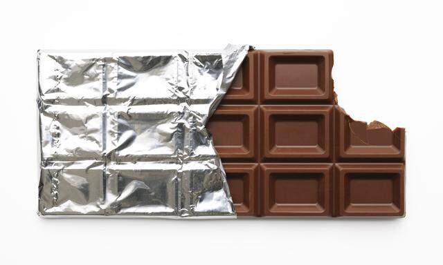 Schokolade wird wohl deutlich teurer werden. Schuld sind vor allem Missernten aufgrund der Klimaerwärmung. 
