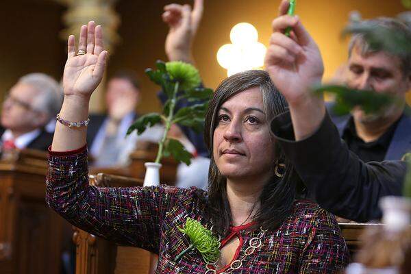 Die Zierde der Grünen (im Bild Vizebürgermeisterin Maria Vassilakou) erinnerte zumindest aus der Ferne an Salat, wie einzelne Beobachter befanden. Tatsächlich handelte es sich aber, so wurde umgehend klargestellt, um Chrysanthemen.