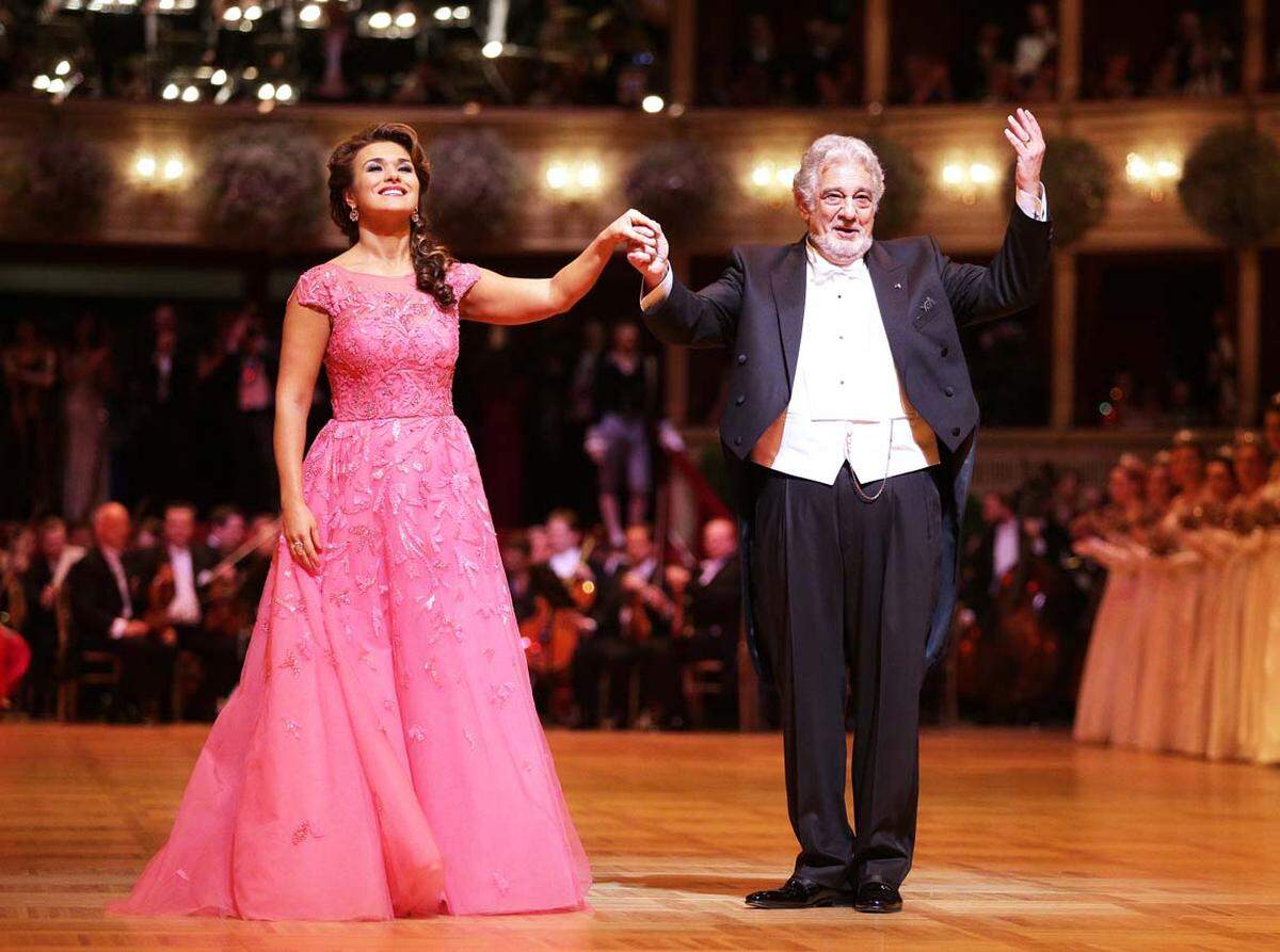 Ein Höhepunkt der Eröffnung war auch die Sangeseinlagen der russischen Sopranistin Olga Peretyatko und des spanischen Opernstars Placido Domingo, die mit dem Duett "Lippen schweigen" aus Franz Lehars "Die lustige Witwe" und einer Walzereinlage endeten.  